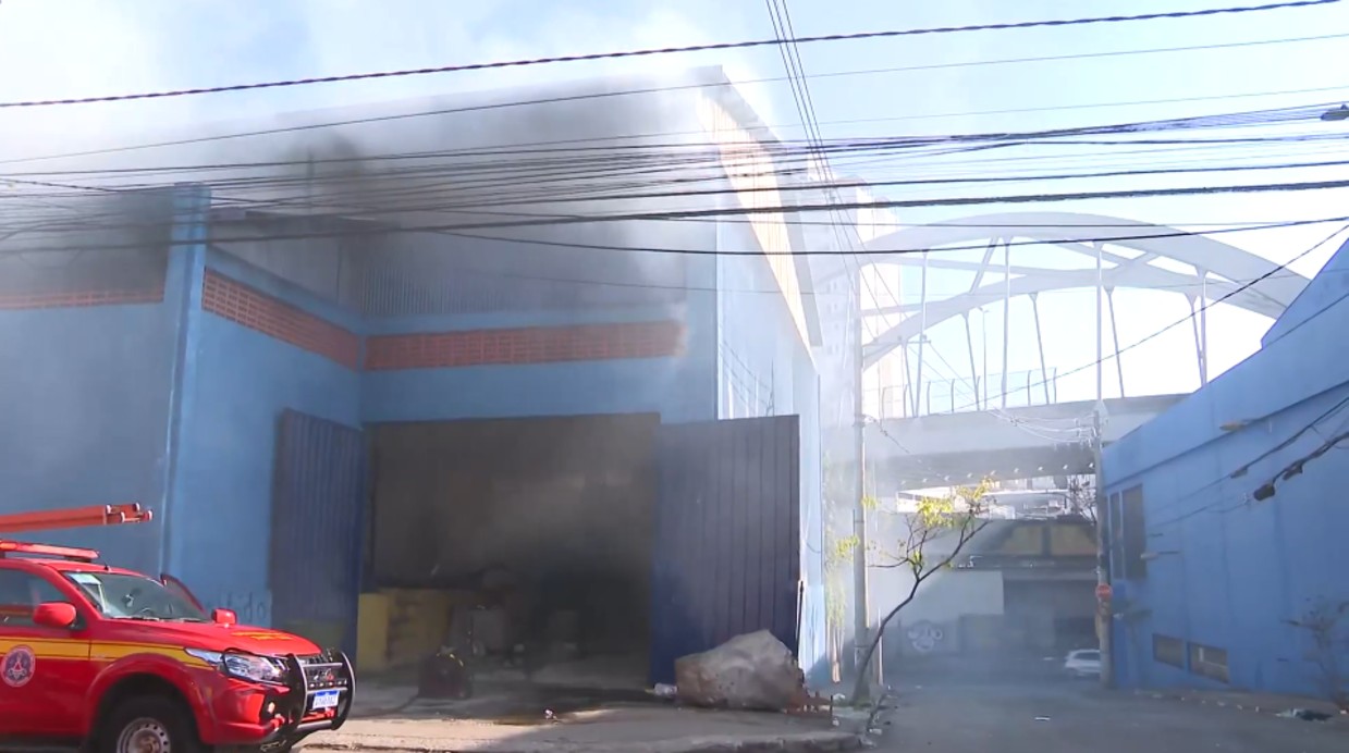 VÍDEO: incêndio atinge galpão de materiais recicláveis em BH e mobiliza bombeiros
