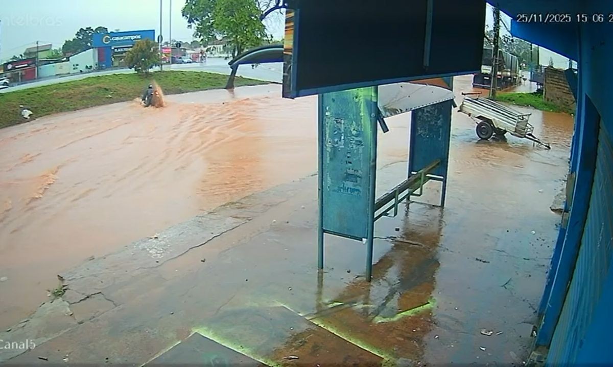VÍDEO: motociclista é engolido por água em rua alagada no oeste da Bahia