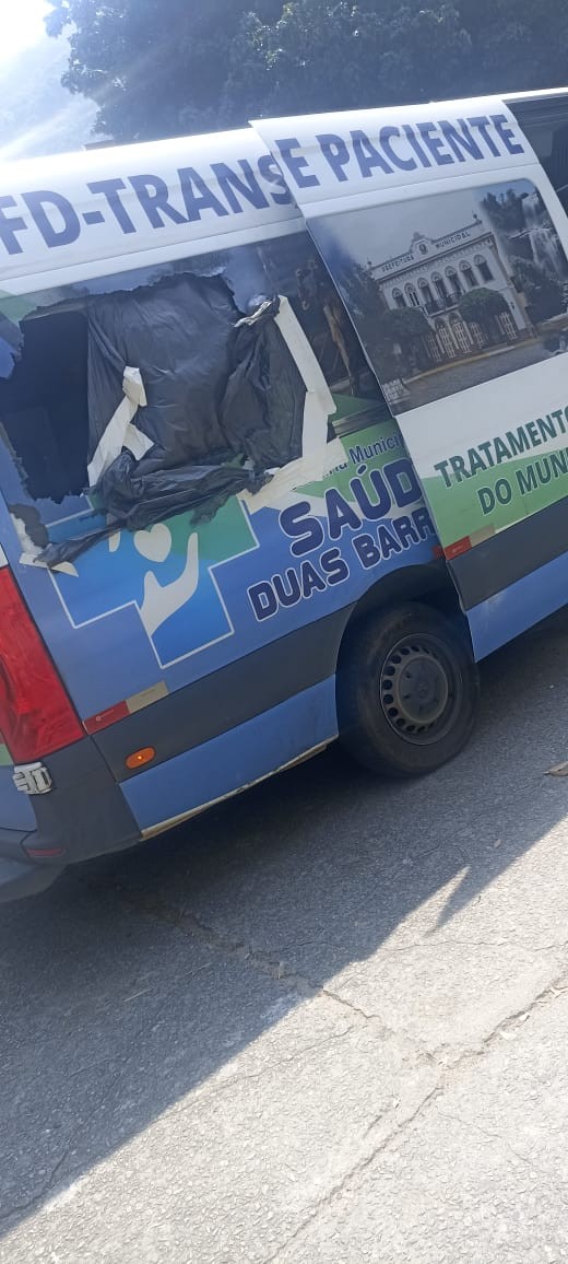 Van com vidro quebrado foi usada para transporte de pacientes em Duas Barras