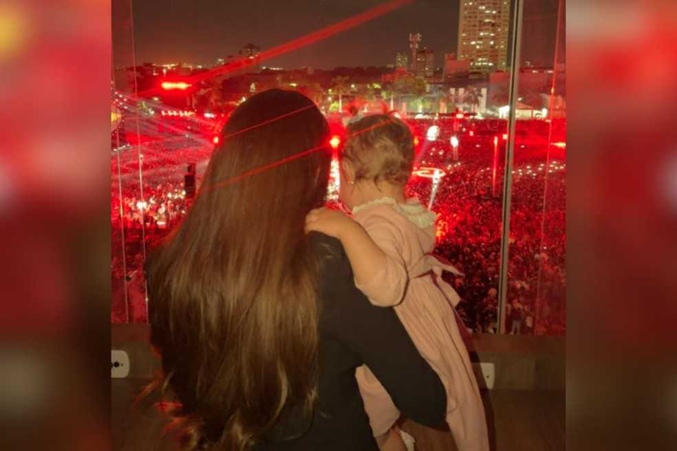 Jade Magalhães segura a filha, Serena, durante o show do pai, Luan Santana. — Foto: Redes sociais