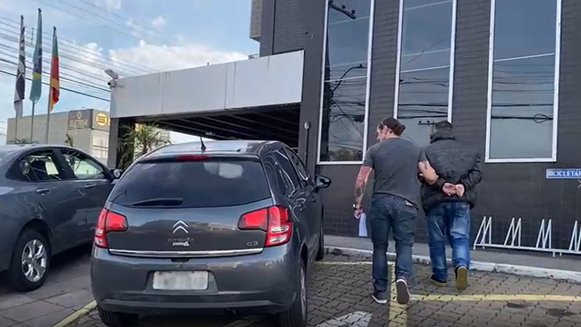 Venezuelano é preso preventivamente no RS suspeito de estuprar filha de familiar; menina teria produzido vídeo para relatar abuso, diz polícia