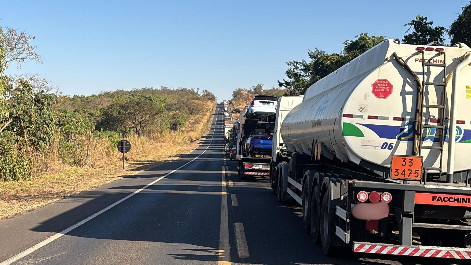 Acidente entre carreta e van deixa uma pessoa ferida e interdita a MGC-452