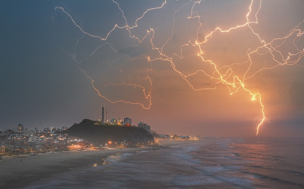 não faz sentido uma hora ele da strike nos rs e na outra ele  coloca