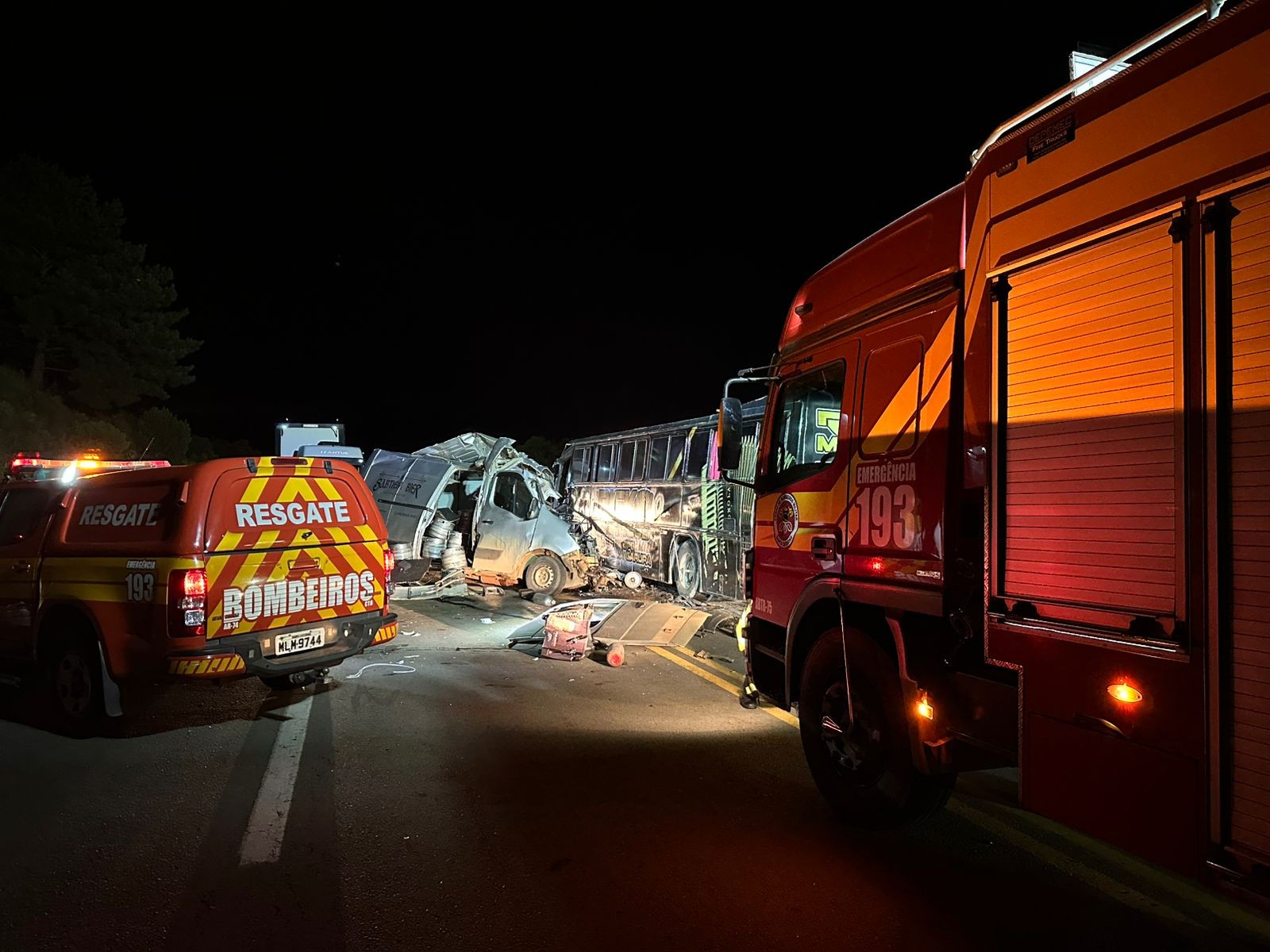 Colisão entre ônibus de banda e van deixa um morto e vocalista ferido na BR-470, em SC