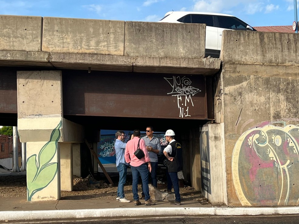 Elevado da Miguel Rosa: Crea avalia interdição após queda de bloco de concreto — Foto: Raví Marques/TV Clube