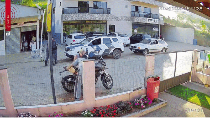 Mãe é intubada após filho colocar fogo na própria moto durante fiscalização da PM no ES; veja VÍDEO