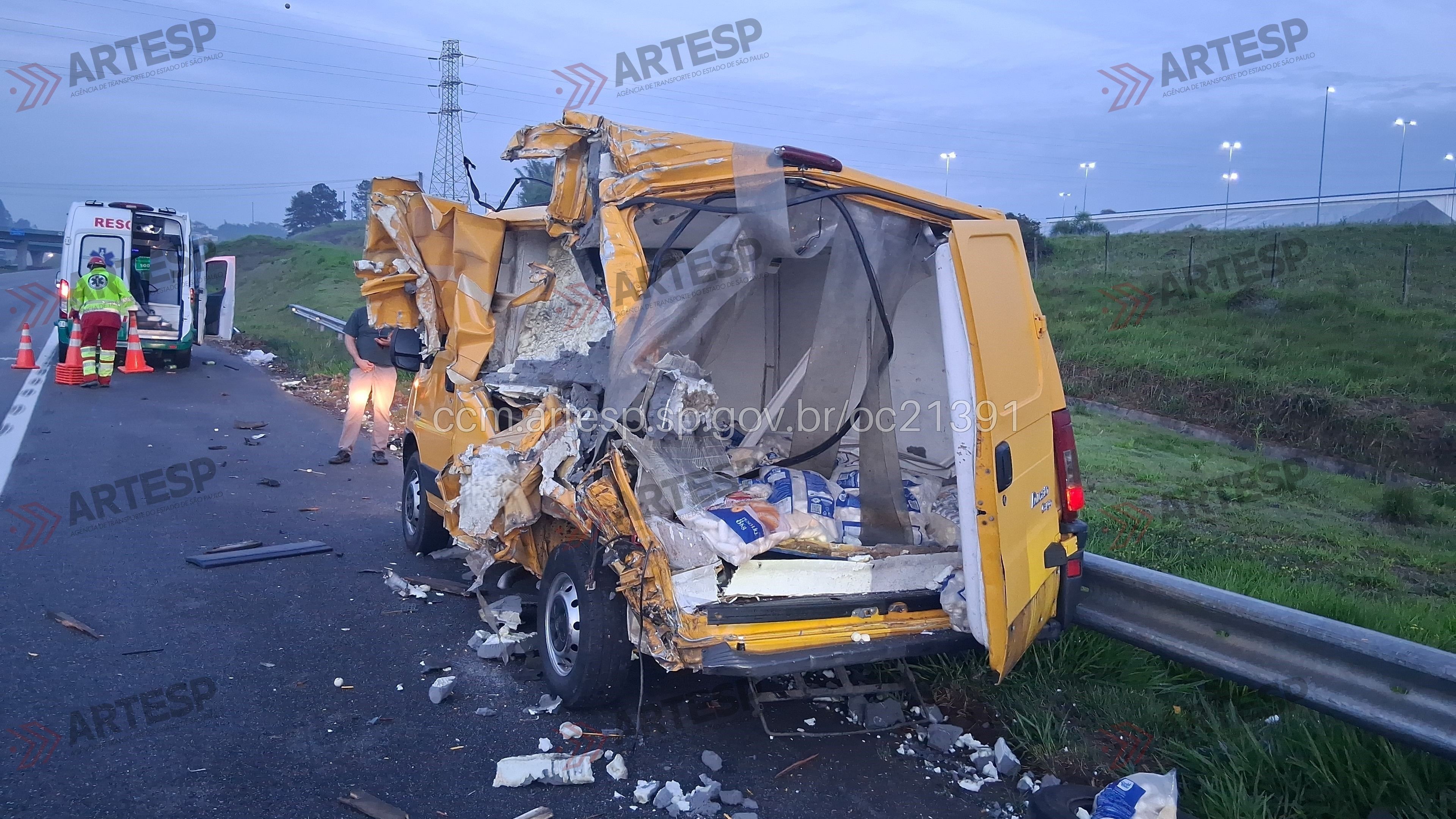 Homem morre atropelado após carreta perder o controle na Ayrton Senna