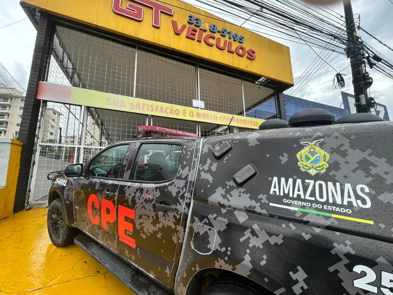 Criminosos invadem concessionária de veículos e fazem funcionários reféns em Manaus; quatro pessoas são presas