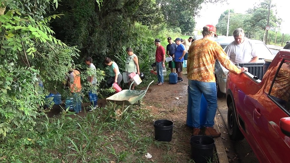 Moradores fazem fila em bica d'água em Ponta Grossa — Foto: RPC