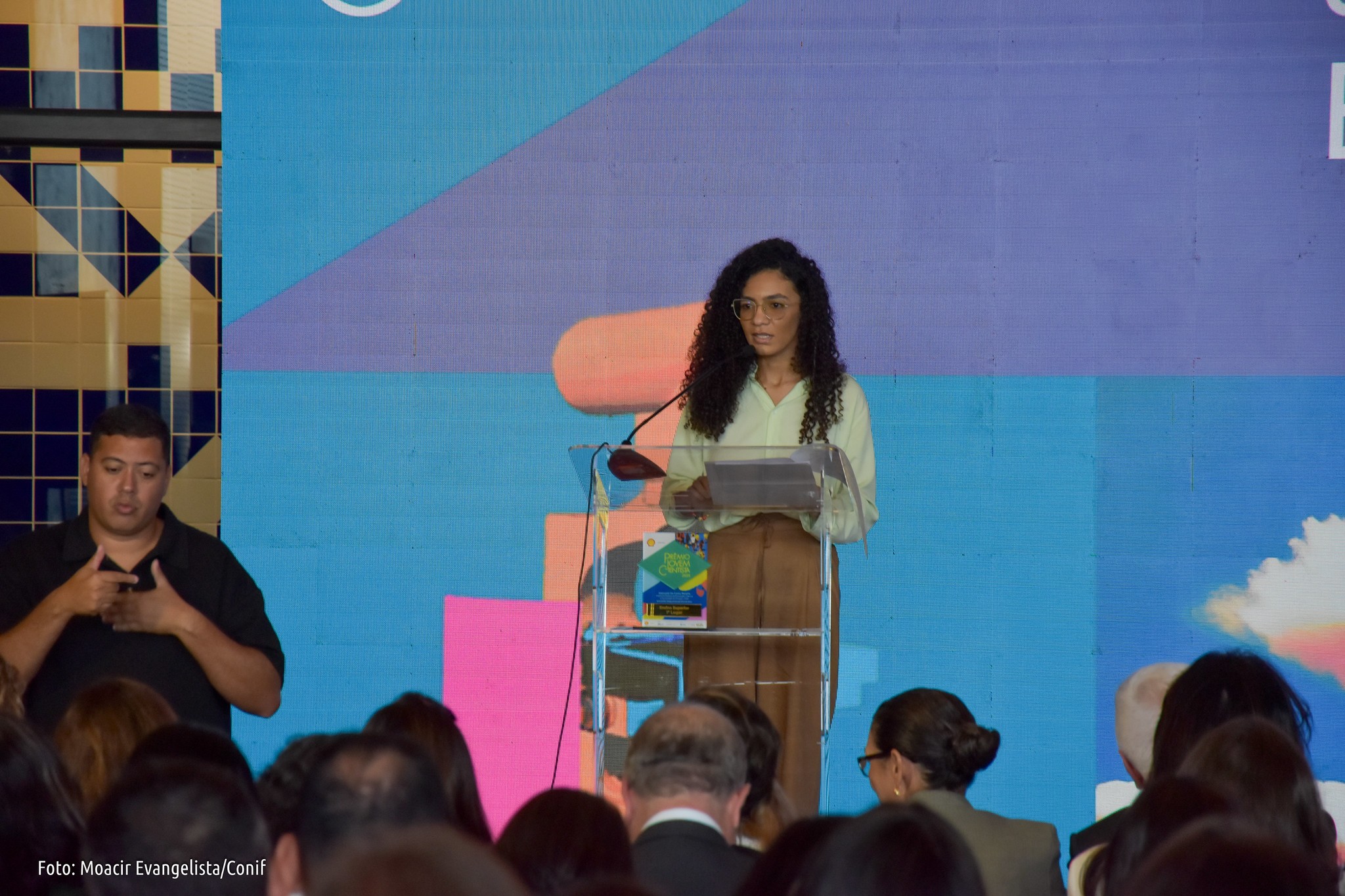 Primeira amapaense recebe Prêmio Jovem Cientista em Brasília com kit solar para castanheiros