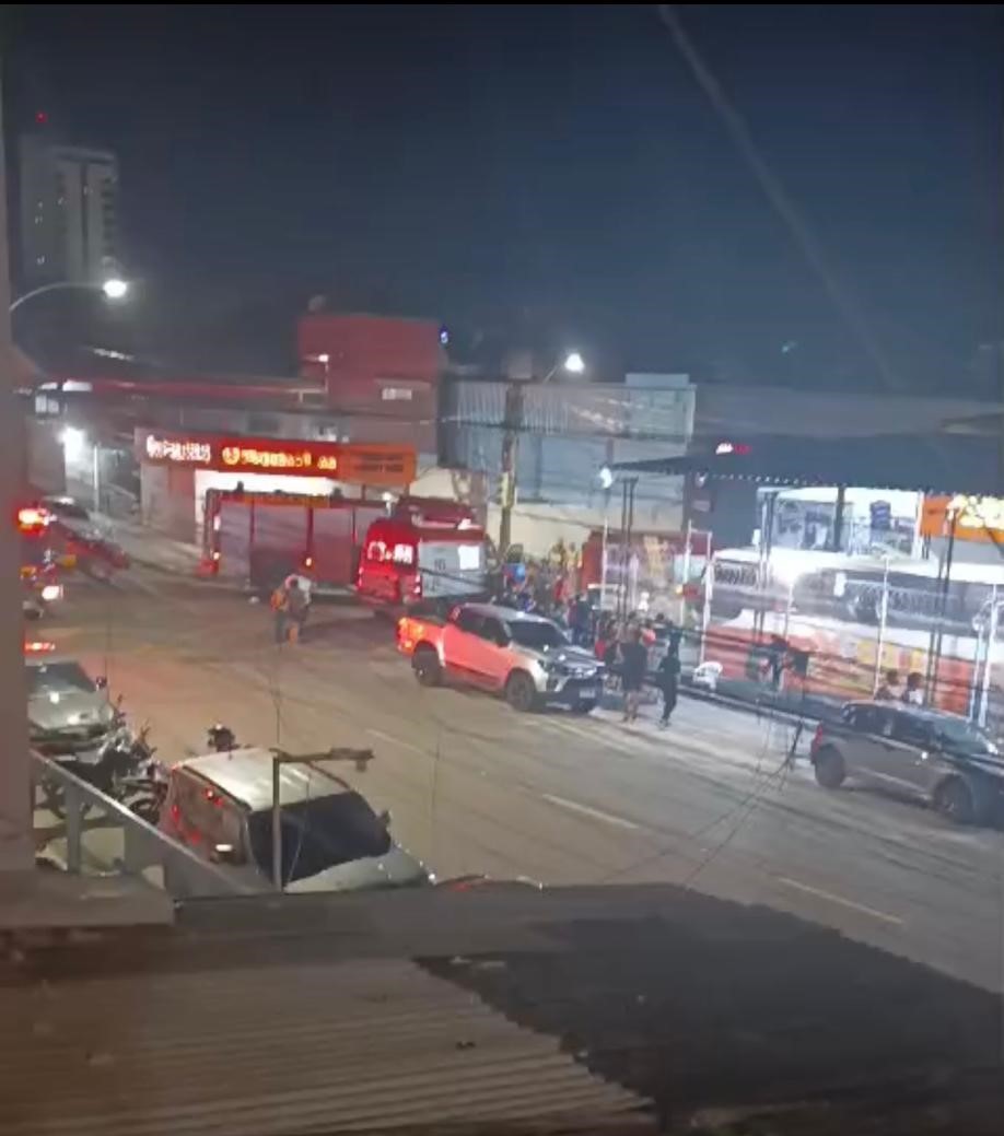 Carro invade lanchonete em Macapá após colisão; acidente deixa um morto e três feridos