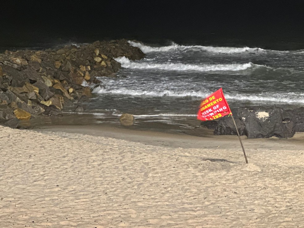 Ponto onde banhista morreu na Praia de Areia Preta, em Natal — Foto: Kleber Teixeira/Inter TV Cabugi