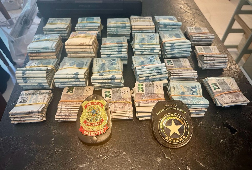 Foram encontrados R$228 mil em espécie, além de bens e itens de luxo como joias, relógios, bolsas e outros acessórios de coleção em uma casa em Natal — Foto: Receita Federal e Polícia Federal