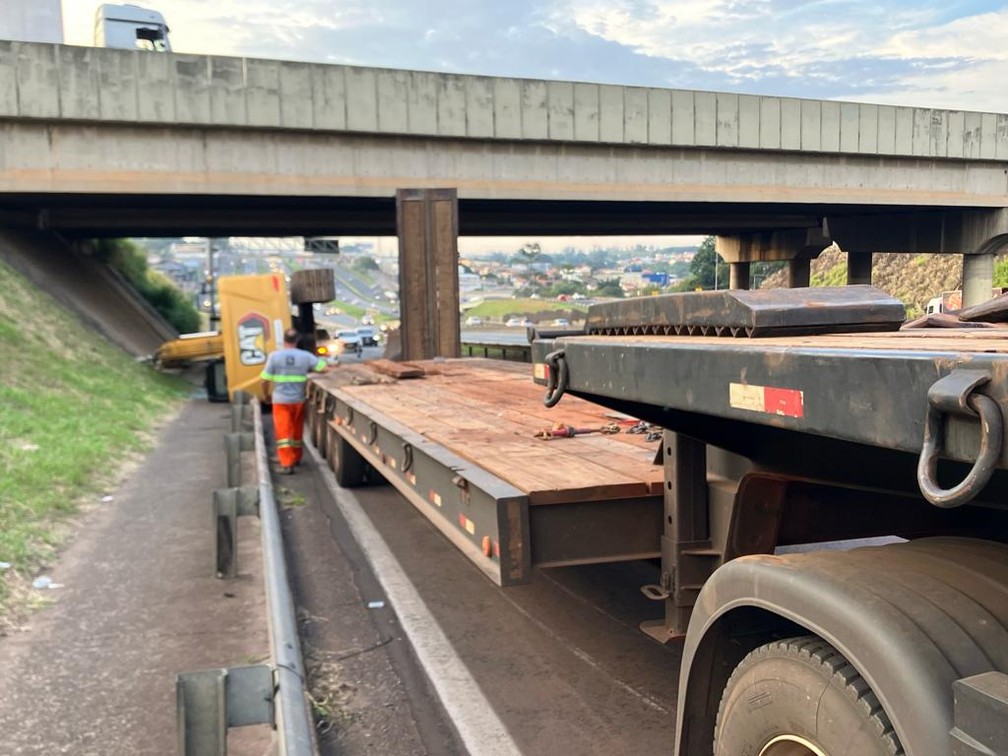Escavadeira acertou ponte e caiu da carreta que a carregava em trecho da marginal da Rodovia Anhanguera, em Sumaré (SP) — Foto: Gustavo Biano/EPTV