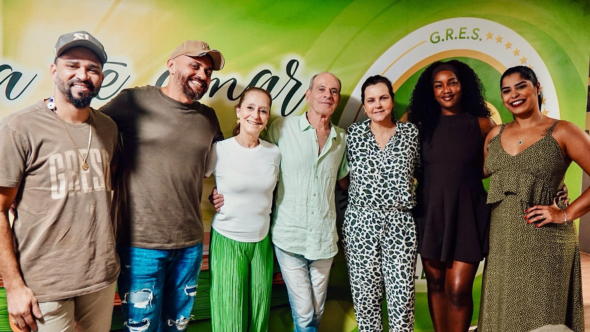 Ney Matogrosso visita o barracão da Imperatriz Leopoldinense ao lado de Iza e Leandro Vieira