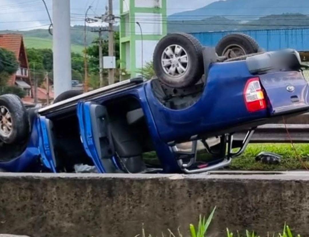 Três pessoas ficam feridas em capotamento de caminhonete na Via Dutra, em Itatiaia