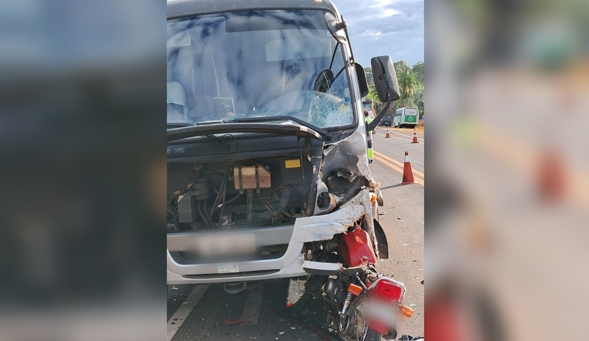 Motociclista morre após colidir contra ônibus em rodovia no interior de SP
