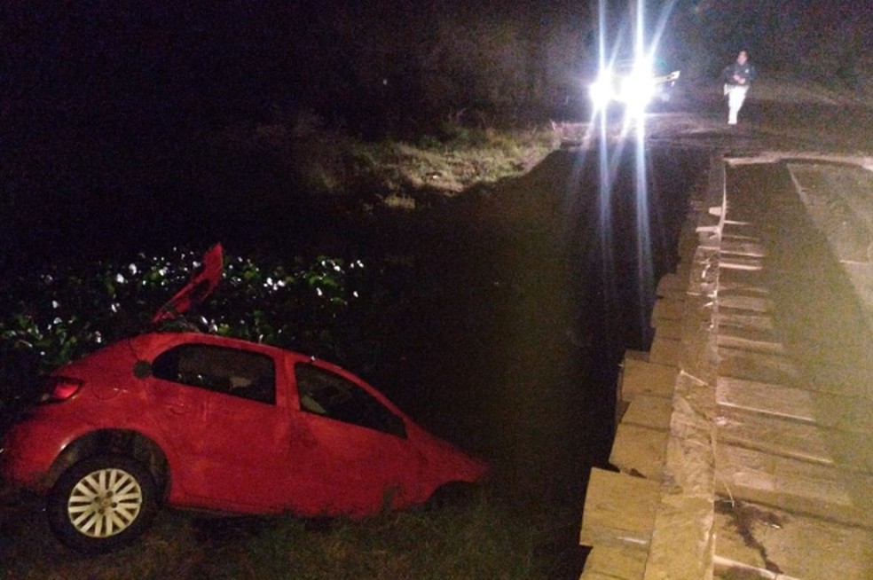 Casal não conseguiu sair do carro. — Foto: Reprodução