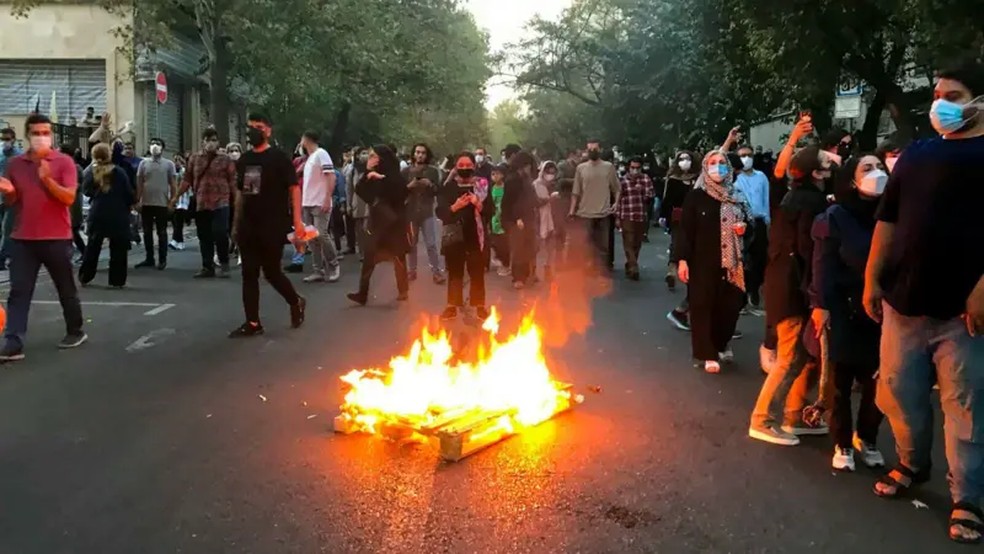 Protestos eclodiram em Teerã em 2022 após a morte de Mahsa Amini. — Foto: Getty Images via BBC