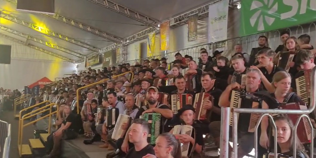 VÍDEO: centenas de músicos participam de 'gaitaço' no Norte do RS