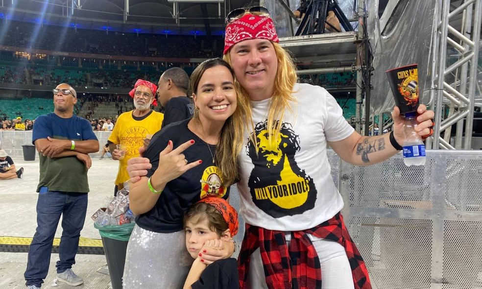 Sósia de Axl Rose e família em Salvador — Foto: Malu Vieira/g1