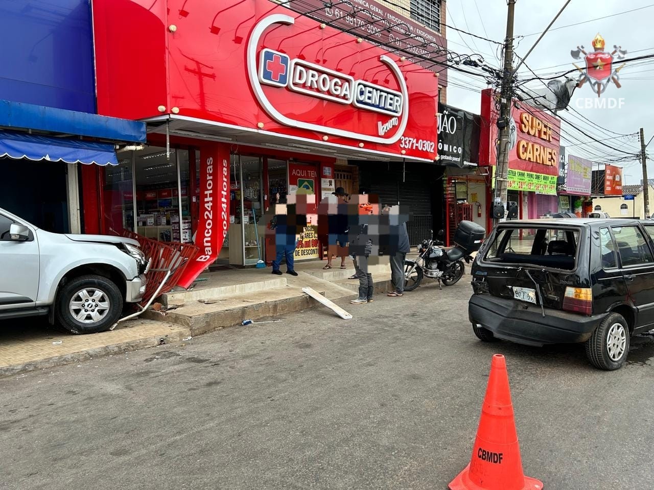 Caminhonete bate em carro e invade calçada de comercio, em Ceilândia