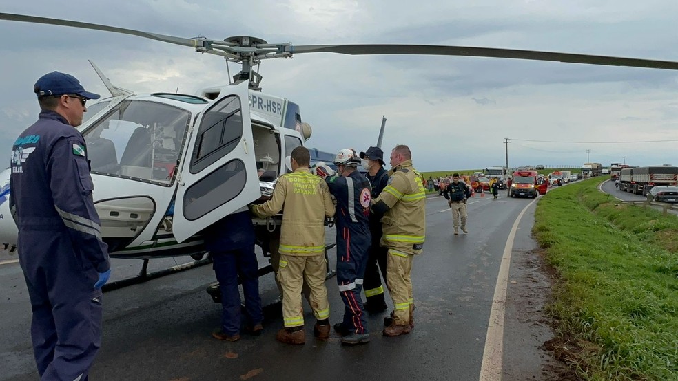 Helicóptero do Samu pousou no meio da rodovia para atender vítimas — Foto: Reprodução/Samu