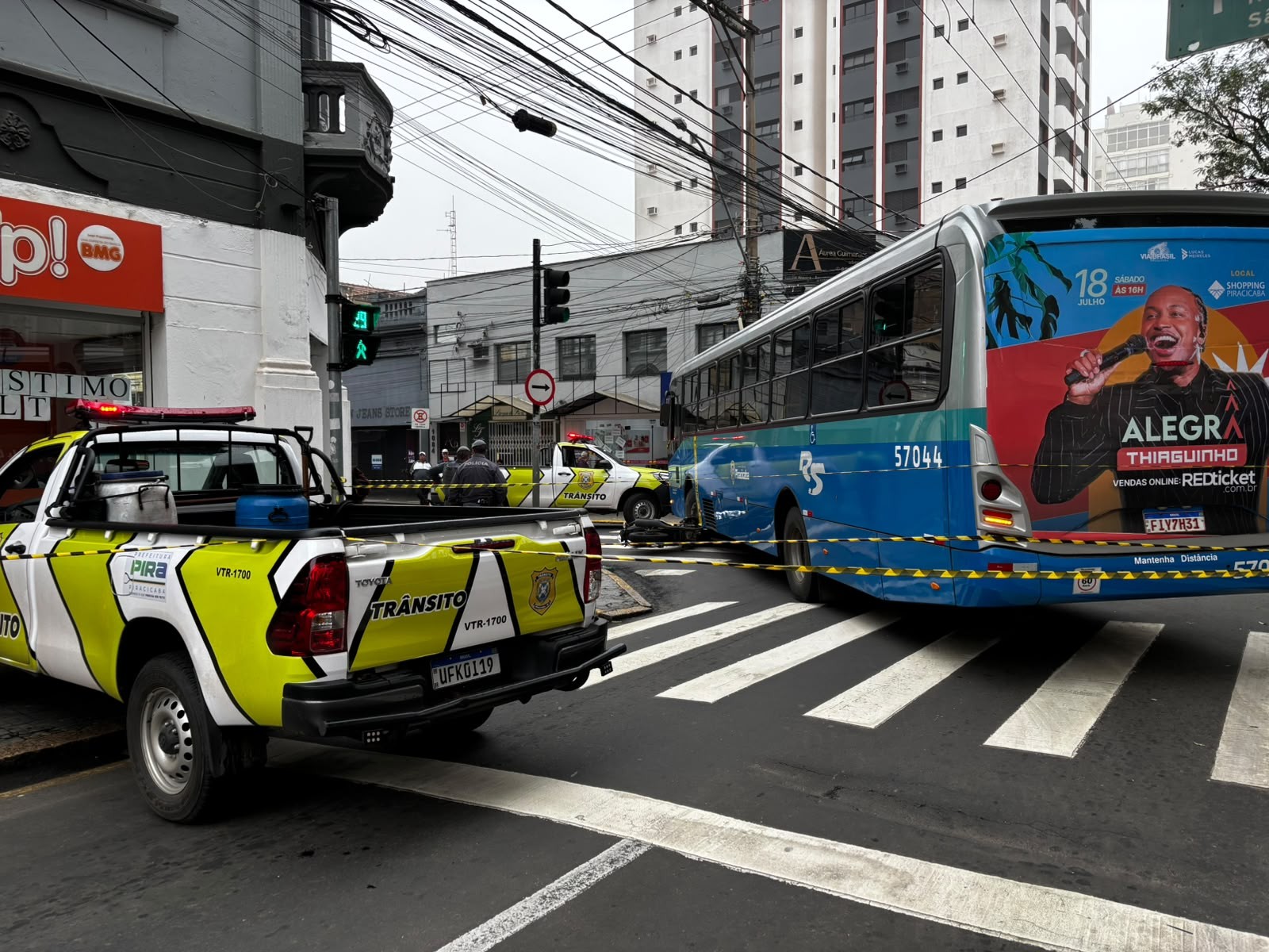 Motociclista morre em batida com ônibus no Centro de Piracicaba
