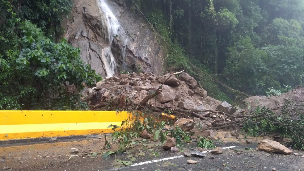 Barreira e pedra caíram, causando interdição total na rodovia Mogi-Bertioga — Foto: Defesa Civil de Bertioga