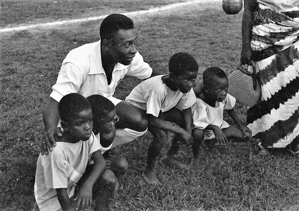 File:De estudante a piloto de avião, Pelé em cem imagens raras fora do  futebol (24).webp - Wikimedia Commons
