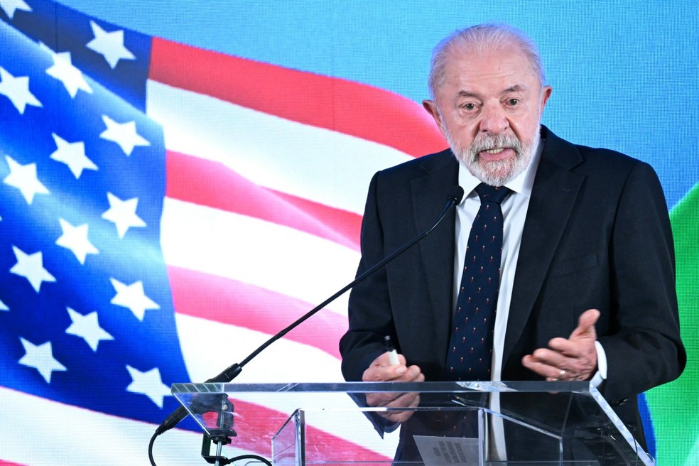 O presidente brasileiro Luiz Inácio Lula da Silva discursa durante uma coletiva de imprensa na Embaixada do Brasil após seu encontro na Casa Branca com o presidente dos EUA, Donald Trump, em Washington, DC, em 7 de maio de 2026. — Foto: AFP