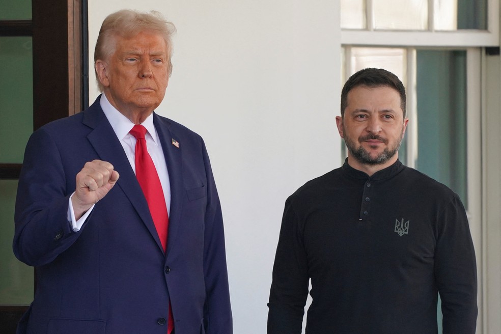 Presidente dos EUA, Donald Trump (à esquerda), recebe o presidente da Ucrânia, Volodymyr Zelensky, na Casa Branca em 28 de fevereiro de 2025. — Foto: REUTERS/Nathan Howard