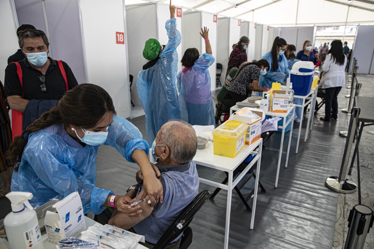 Chile vacina 30% da população com pelo menos 1 dose contra a Covid-19 e ...