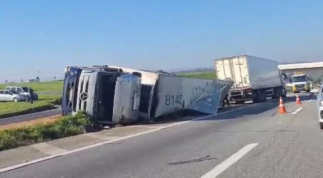 Caminhão carregado com hambúrgueres perde o controle e tomba na SP-075 em Itu