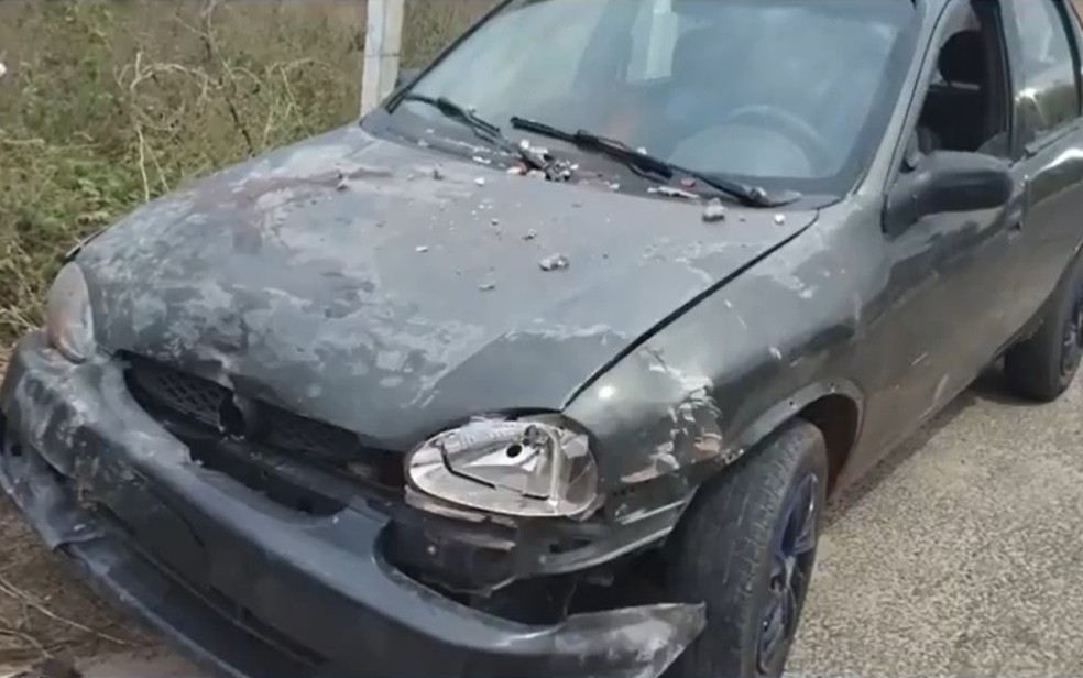 Carro ficou destruído após acidente na Bahia — Foto: Redes sociais