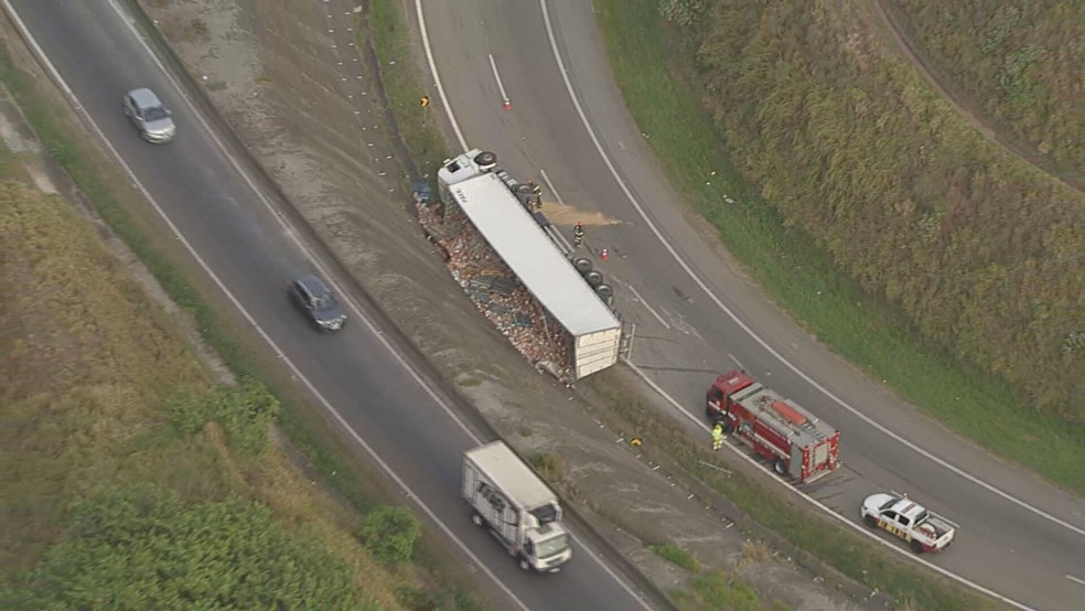 Caminhão tomba no Rodoanel Mário Covas na manhã desta terça-feira (26), na altura de Perus, Zona Norte de SP. — Foto: Reprodução/TV Globo