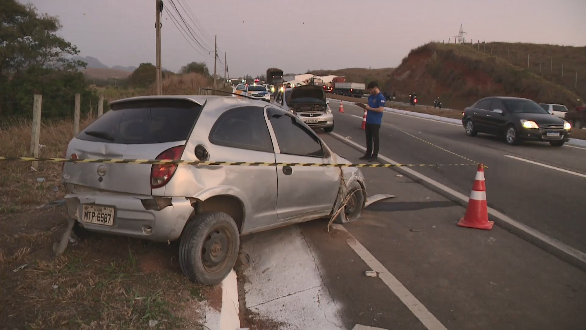 Casal para carro no acostamento para consertar problema mecânico e morre atropelado na BR-482, no ES