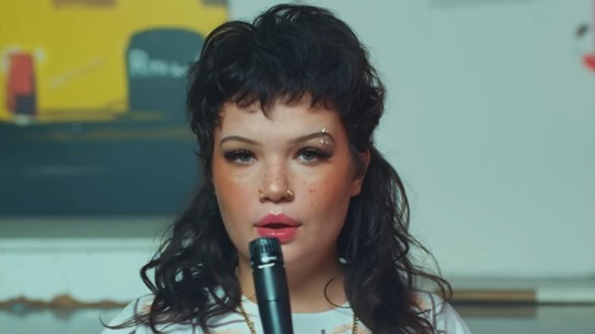 Lola Young cancela show no Lollapalooza Brasil 2026 após desmaiar em palco - 'Vou me retirar por um tempo', anunciou cantora britânica. Ela desmaiou durante apresentação em Nova York neste sábado (27).