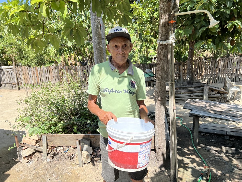 Aposentado José Costa Reis, de 87 anos, guarda água em baldes — Foto: Caíque Rodrigues/g1 RR