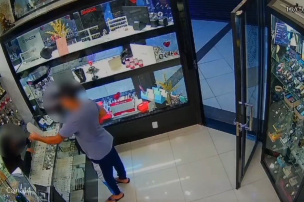 Homem é preso após furtar correntes de ouro em joalheria no litoral de SP; VÍDEO 