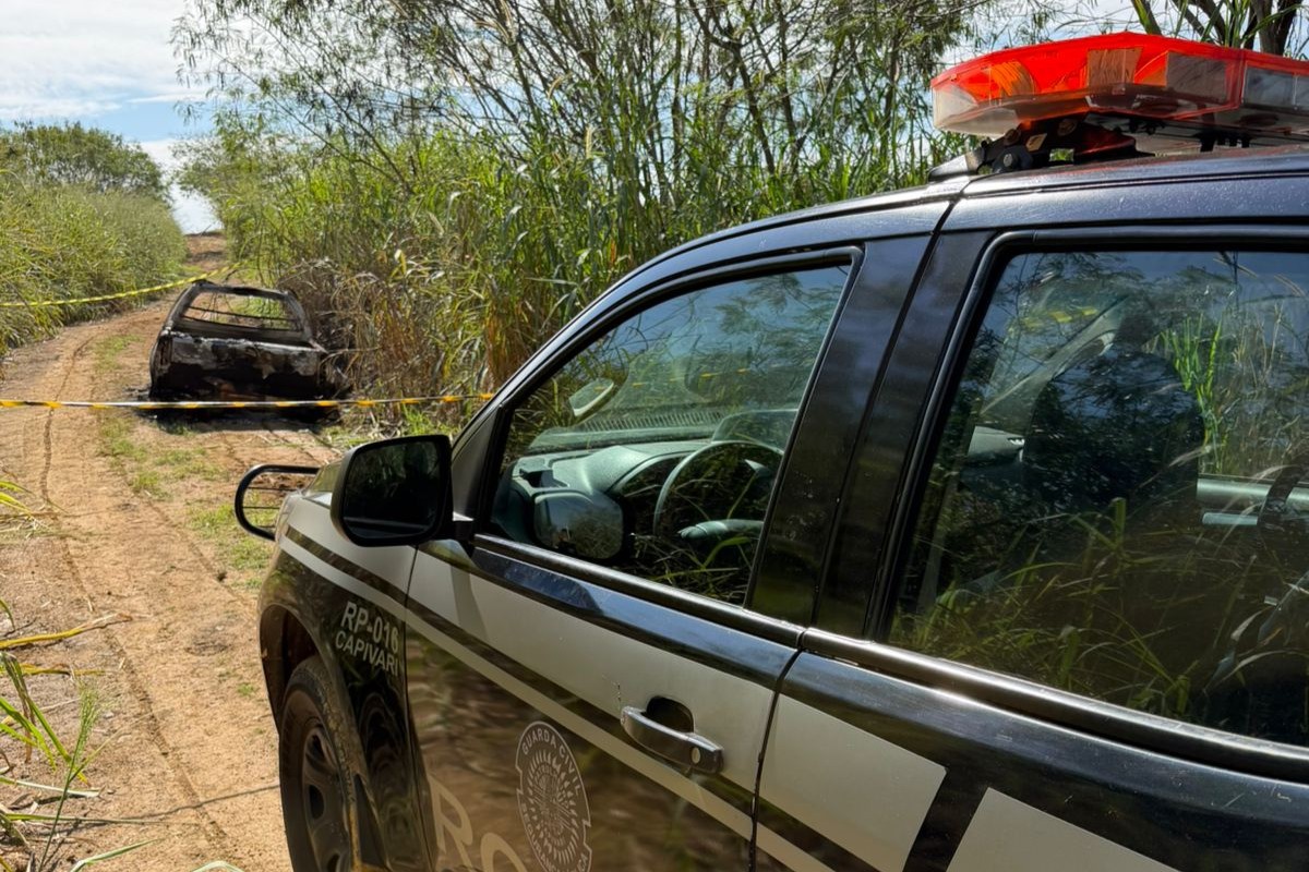 Corpo carbonizado é encontrado em carro queimado durante buscas por homem desaparecido em Capivari