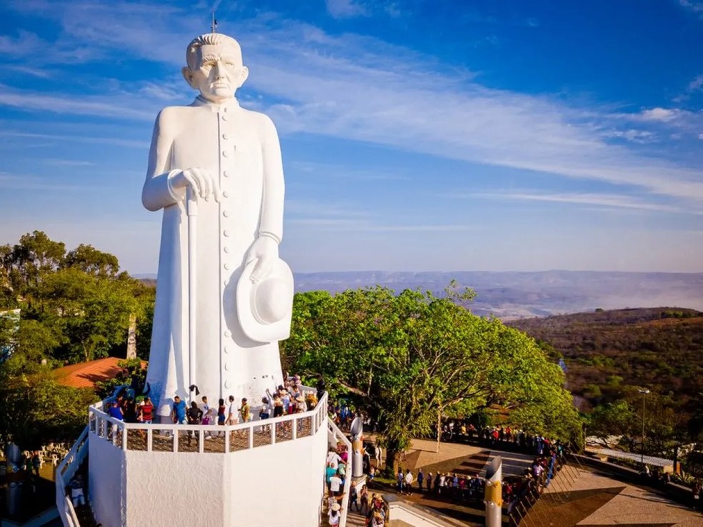 Estátua de Padre Cícero, em Juazeiro do Norte. — Foto: Gustavo Pellizon/SVM