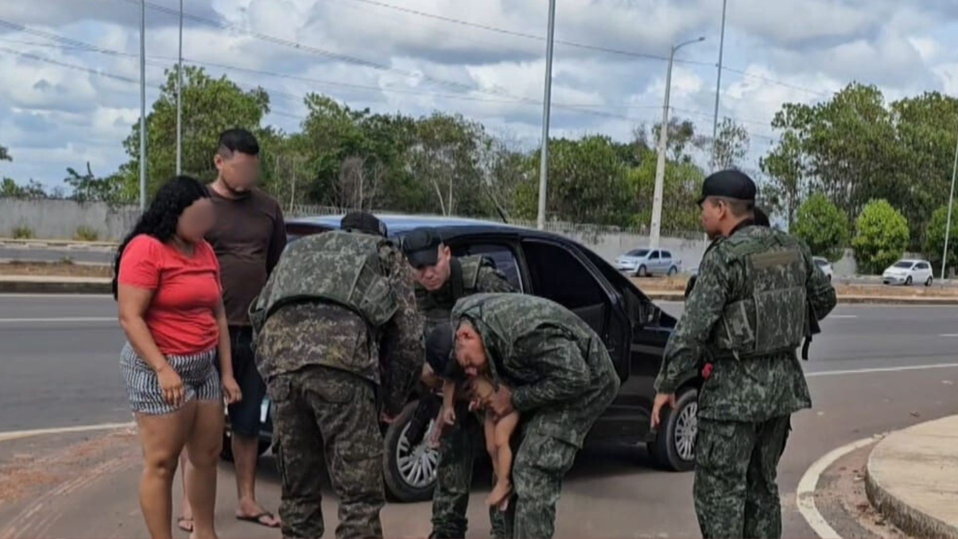 Policiais prestam socorro e salvam criança vítima de afogamento em Macapá; VÍDEO