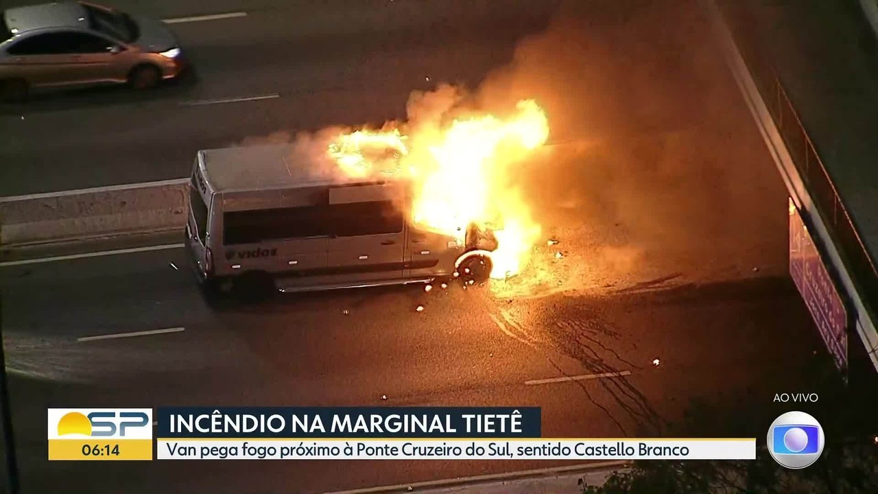 Van pega fogo na Marginal Tietê na altura da Ponte Cruzeiro do Sul, na Zona Norte de SP