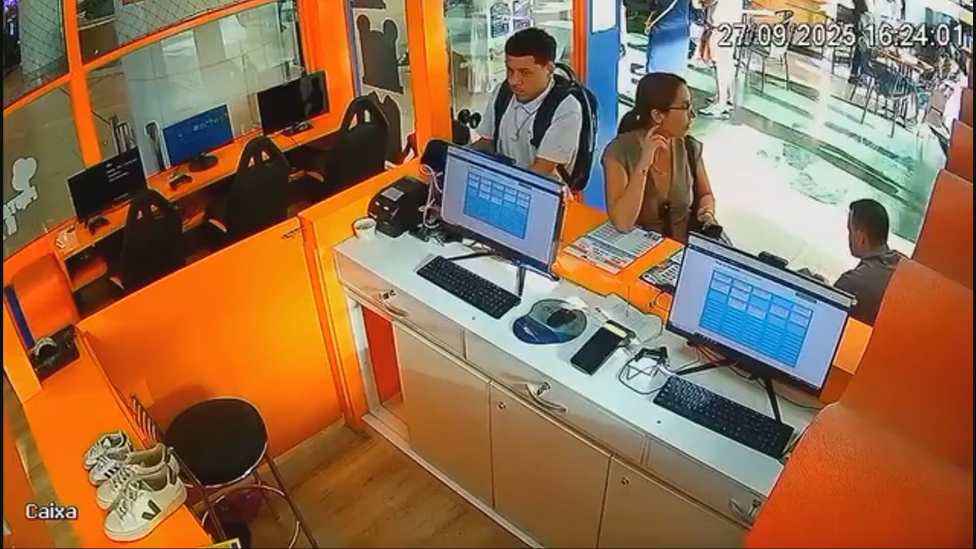 Casal é flagrado furtando celular que carregava em balcão de loja em shopping de BH; veja vídeo