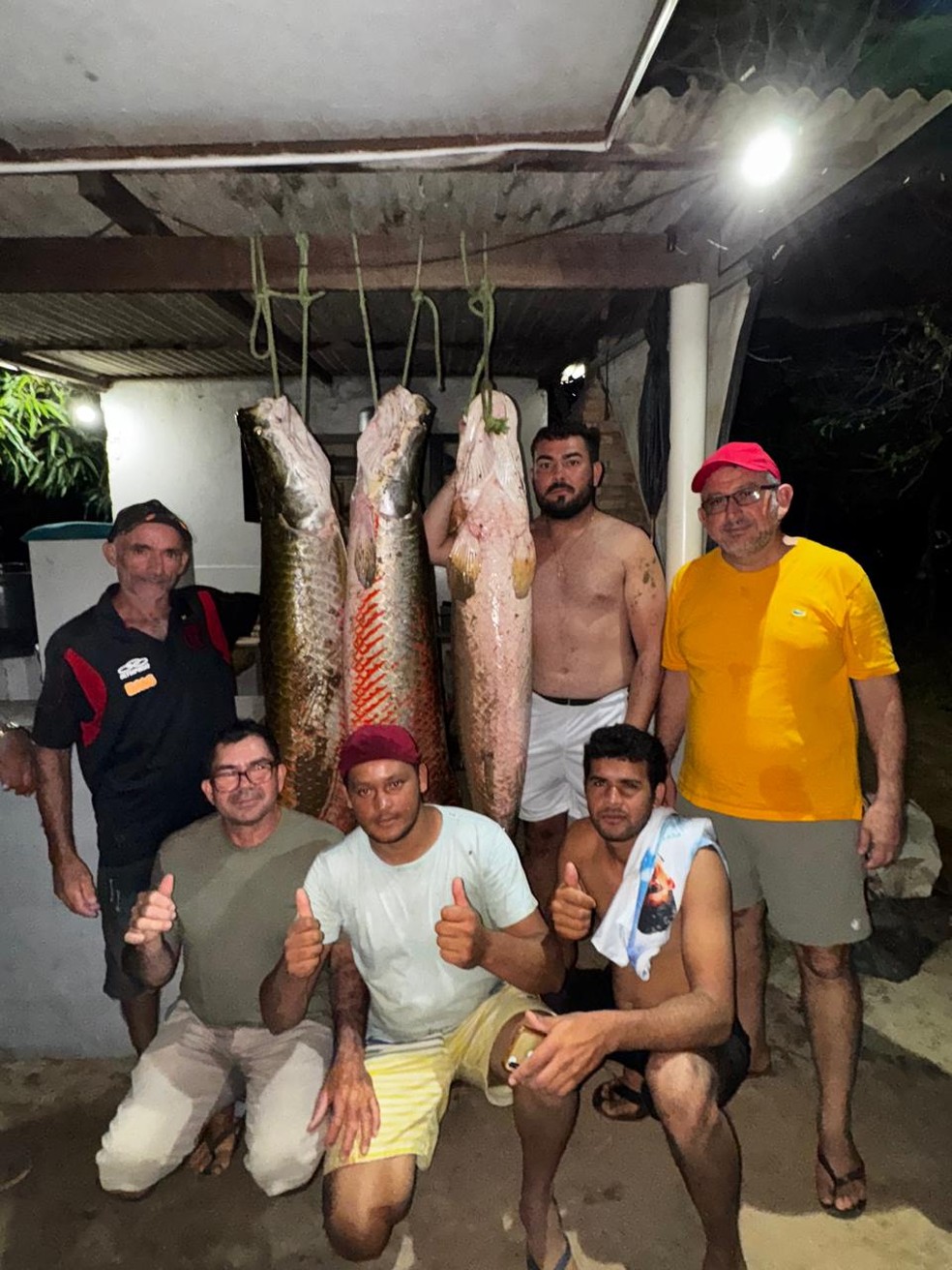 Pescadores mostram os três peixes capturados no interior do RN — Foto: Cedida