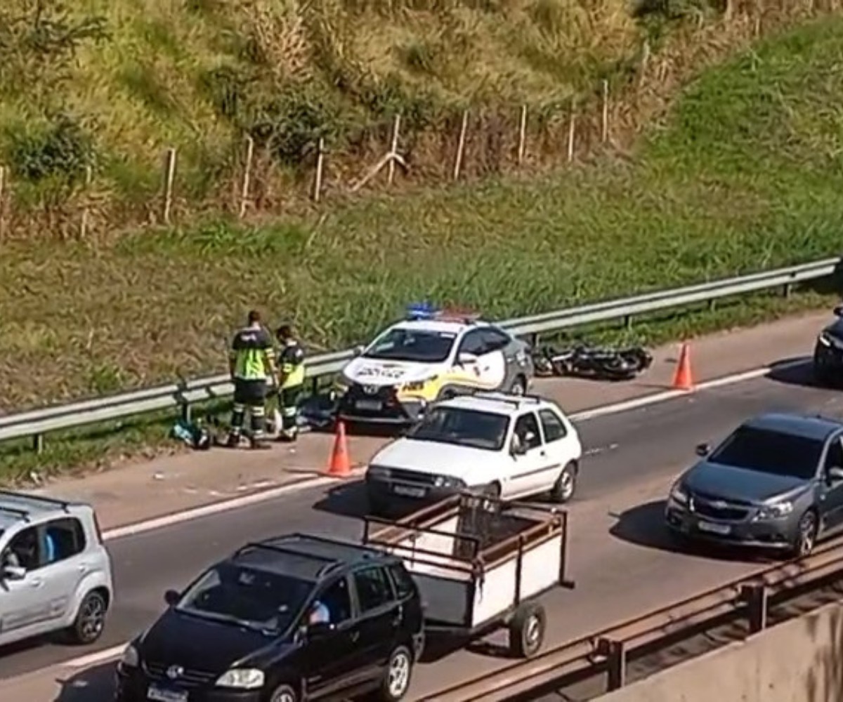 Homem morre atropelado por caminhão após moto que ele estava bater em carro em Campinas 