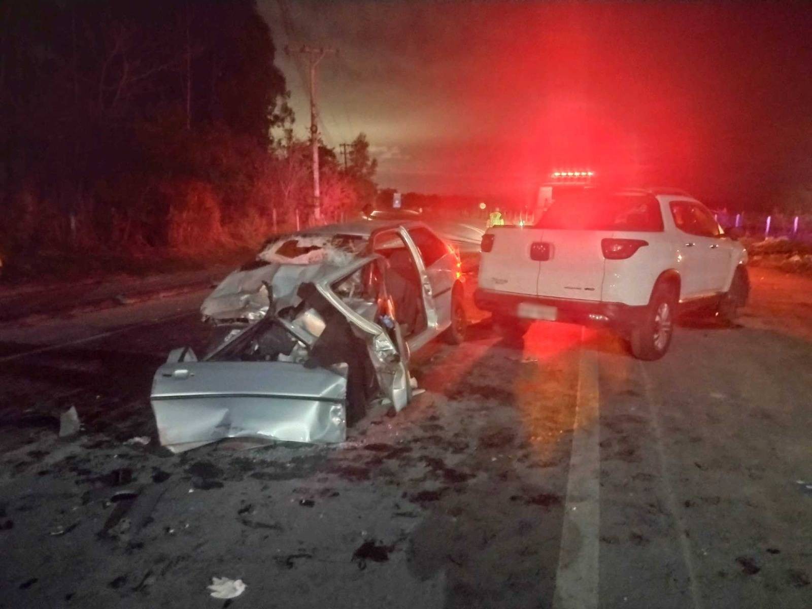 Dois morrem em acidente que deixou carro destruído na SP-62 em Cachoeira Paulista