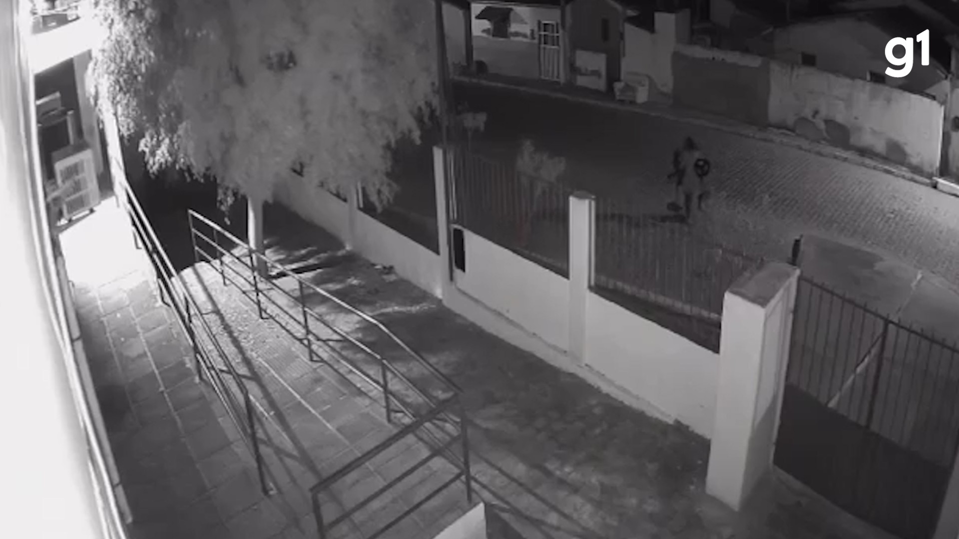 Mulher é presa suspeita de roubar UBS e sair andando no meio da rua no Curimataú da Paraíba; VÍDEO