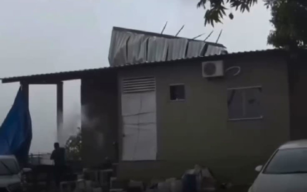 Ventania arranca telhado durante evento agrícola em Itabaiana. — Foto: Redes Sociais